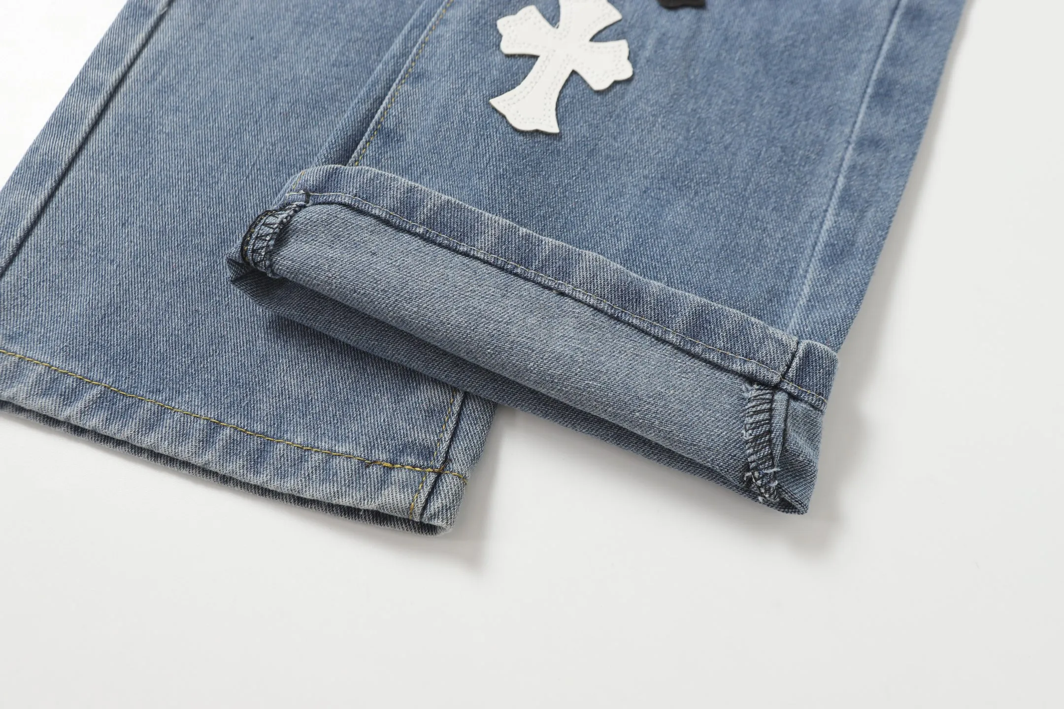 P256 Actual photo [High quality] Coding: H32 Color: Picture color Size: S to XXXL Chrome Hearts/Chrome Hearts 2025SS retro faded ice blue black and white cross Paris limited denim trousers -Vibe style straight stacked god-level version -Ice blue faded denim fabric -A complete set of vintage vintage hardware -Chrome Hearts washed ice blue The high version uses high-ounce custom fabrics, fermentation washing and soft color fixation, soft and thick to wear The details are all produced by pure hand polishing and craftsmanship. All-over jacquard fabrics have unique design styles. Multiple processes create a full retro feel. Niche unique non-colliding shirts. Customized old spray-painted buttons. Every detail is crafted with craftsmanship. Size Pants length Waist Hips Unit cm S 98 68 100 M 99 72 104 L 100 76 108 XL 101 80 112 XXL 102 84 116 XXXL 103 88 120